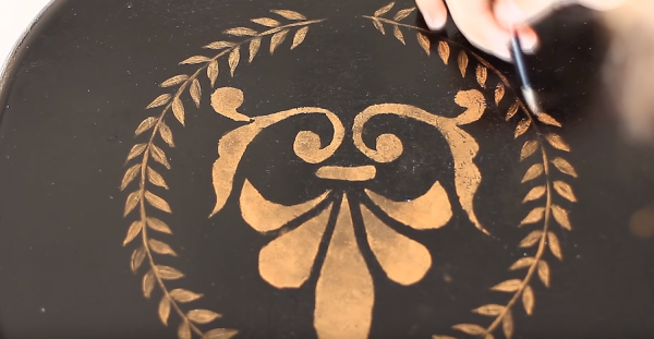 При необходимости с помощью кисточки рисунку придают завершенный вид