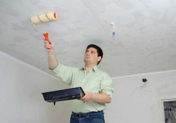 При покраске потолка медлить нельзя: нужно проводить работу как можно быстрее
