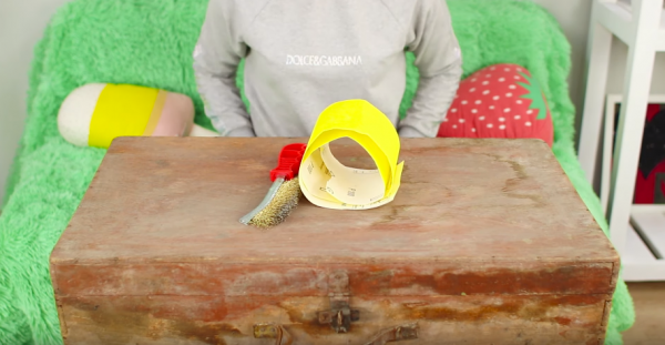 Для работы на первом этапе потребуется старый деревянный чемодан, щетка с жесткой щетиной, наждачная бумага