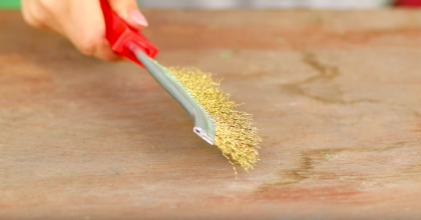 С помощью щетки по металлу с деревянной поверхности удаляют загрязнения. Наждачной бумагой доводят дерево до гладкости