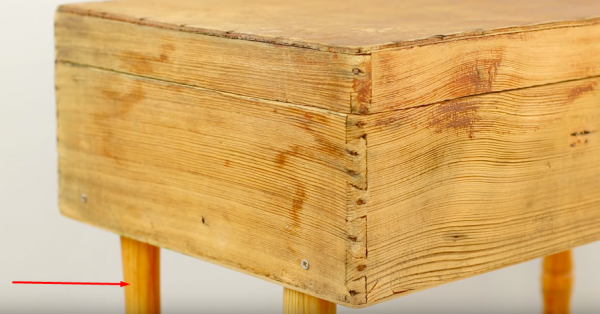 По углам прикручивают мебельные ножки