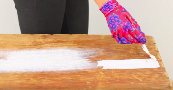 Поверхность окрашивают белой акриловой краской