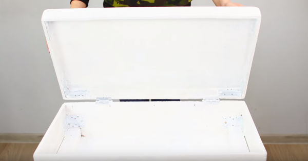 Покрасить чемодан необходимо не только изнутри, но и снаружи. Этот слой черновой – он необходим для создания ровного тона