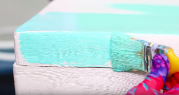 Второй слой – декоративный. Его также наносят снаружи изделия