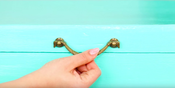 На крышку крепят ручку