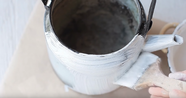 В емкости смешайте воду и гипс, а затем добавьте акриловую краску. Нанесите состав на высохшую поверхность чайника