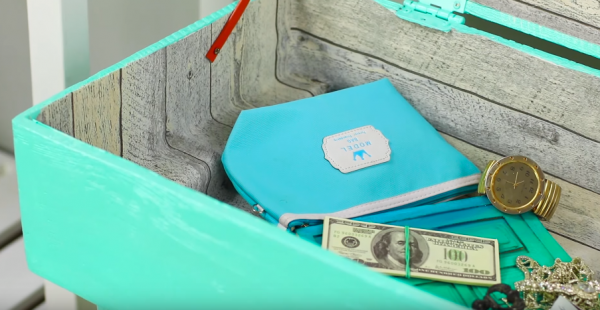 Прикроватный столик с вместительным пространством внутри готов