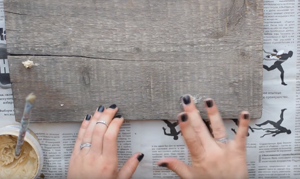 Прикроватный столик с вместительным пространством внутри готов