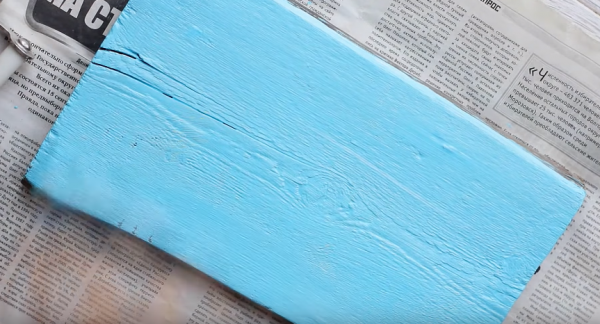 Покрасьте доску с обеих сторон и на торцах