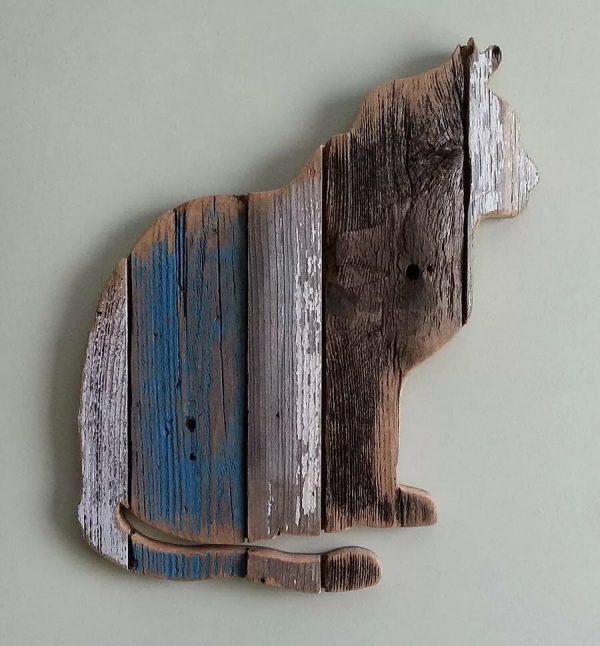 Для создания такого котика потребуются доски и лобзик – доски скрепляют друг с другом, а затем вырезают пол лекалу очертания фигуры