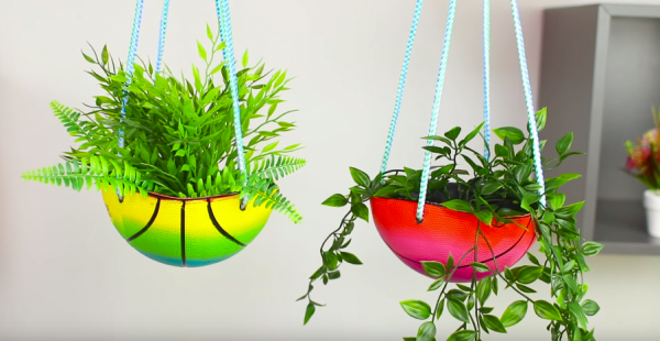 Подвесное кашпо из старого мячика