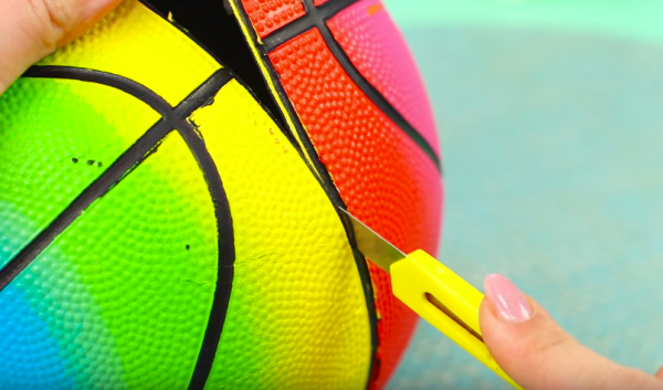 Мячик с помощью канцелярского ножа разрезают по «экватору» на две половинки-полусферы