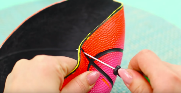 С помощью шила по бокам изготавливают 4 отверстия