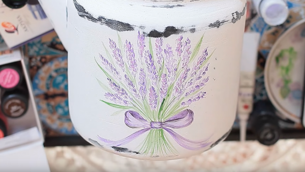 С помощью акриловой краски выполните тематический рисунок. Для стиля Прованс – это букетик лаванды