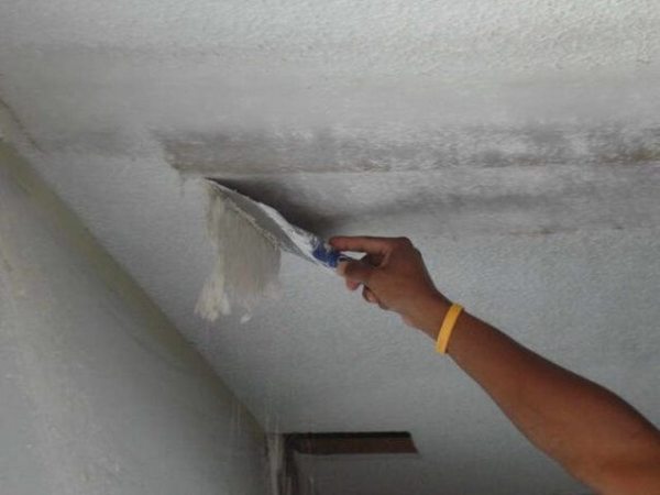 Сначала нужно тщательно удалить старое покрытие с потолка