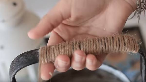 Ручку обмотайте джутовым шнуром