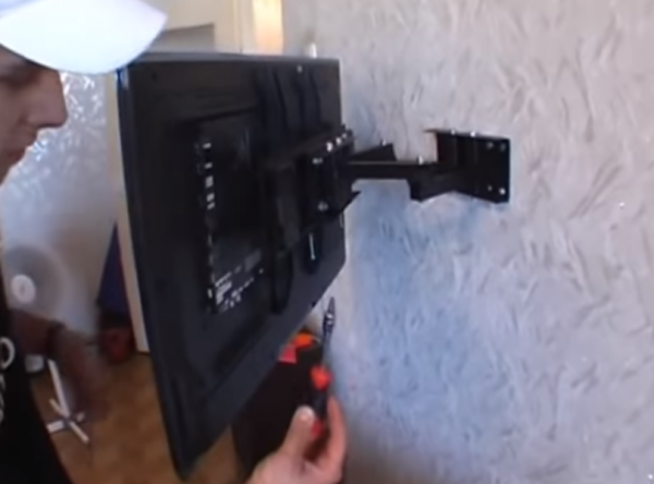 Навешивание монитора на кронштейн