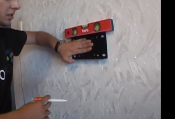 Перед установкой меток положение пластины ещё раз проверяют уровнем