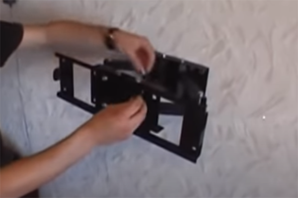 Установка кронштейна на стену