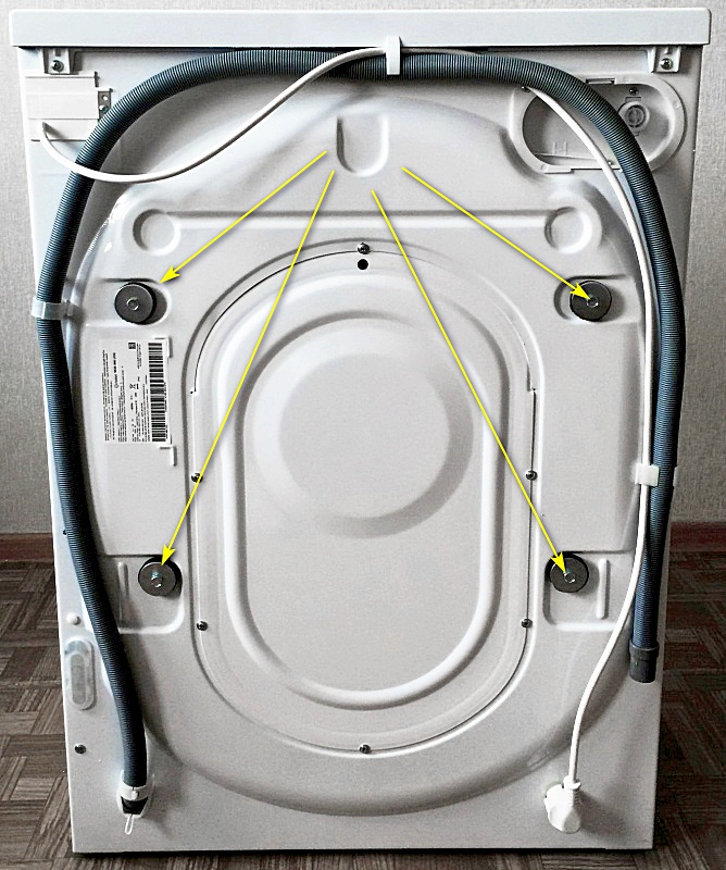 Четыре стопорных болта, которые перед установкой стиральной машинки необходимо обязательно снять.