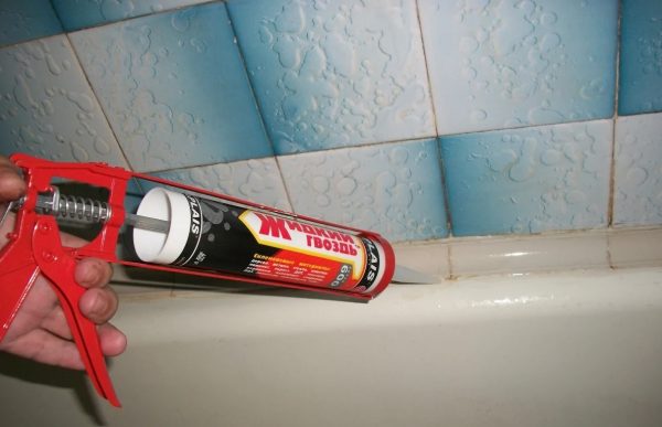 Применение жидких гвоздей в качестве герметика в ванной комнате