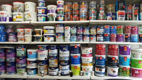 Большой выбор красок в специализированном магазине