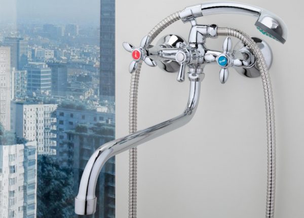 Настенный смеситель с двумя вентилями