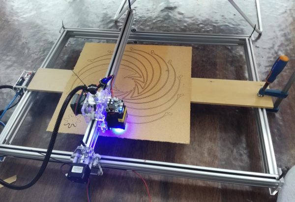 Лазерный гравировальный станок наносит рисунок на деревянную поверхность