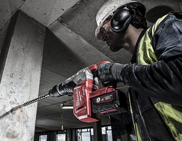 Перфоратор работает от аккумулятора