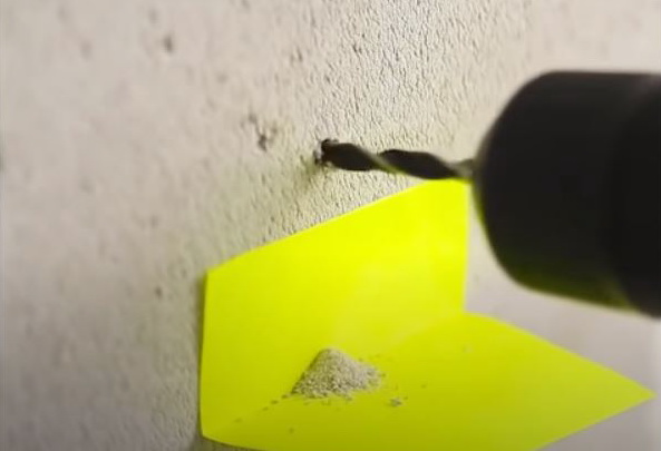 Собираем пыль на стикер при сверлении