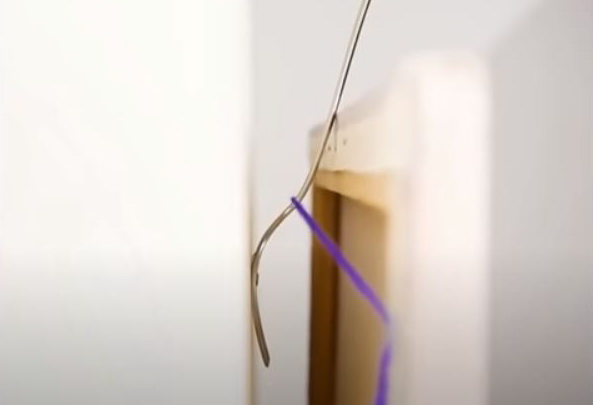 Используем вилку для размещения картины