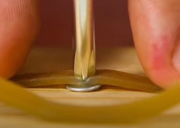 Как открутить саморез при сорванной крестовине