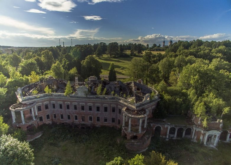 Как выглядят заброшенные усадьбы в России: краткий экскурс в архитектуру XVIII-XIX вв.