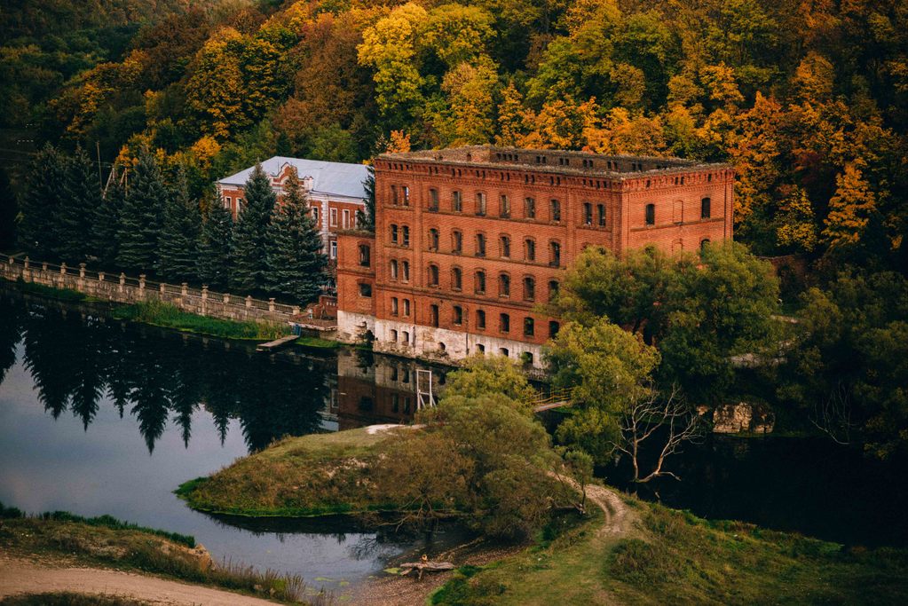 Как выглядят заброшенные усадьбы в России: краткий экскурс в архитектуру XVIII-XIX вв.