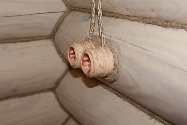 Пример винтажной электропроводки в деревянном доме открытым способом