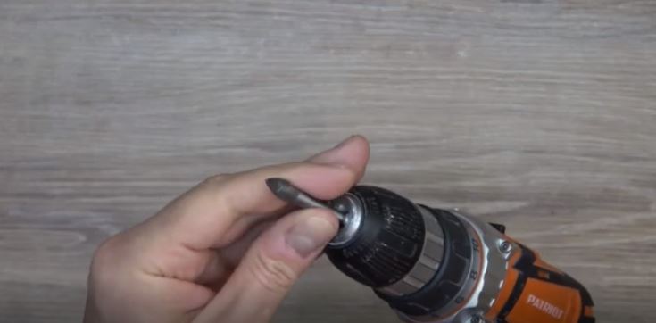 Делаем бюджетный новогодний светильник из бутылки