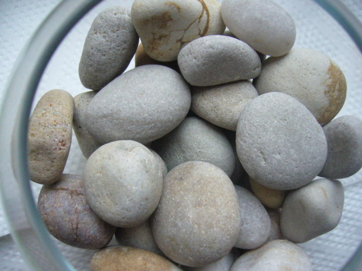 Декор из камней в ванной