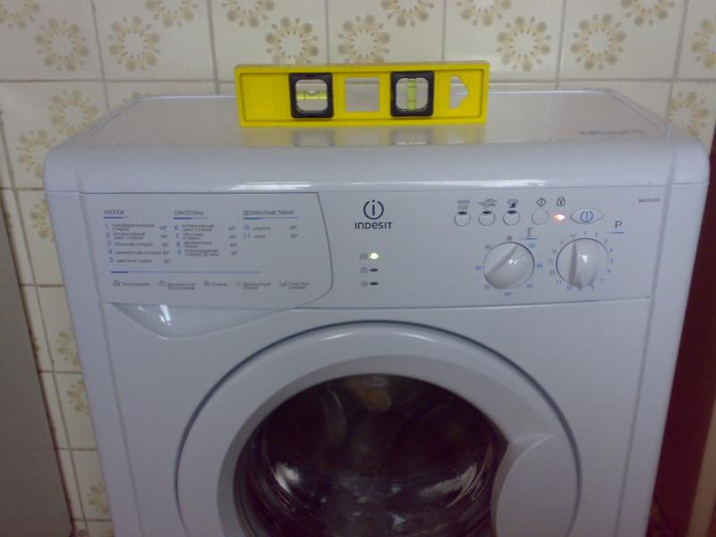 Выравнивать стиральную машинку при установке лучше всего по уровню