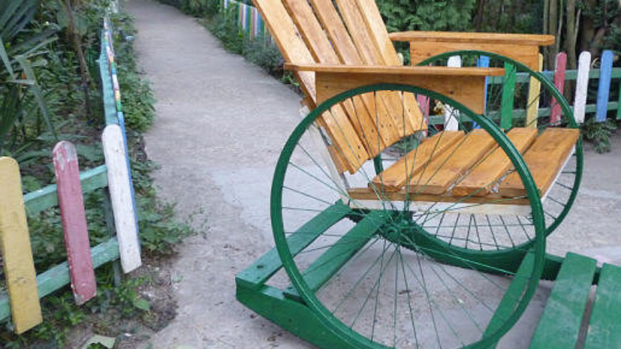Скамейка из старого велосипеда