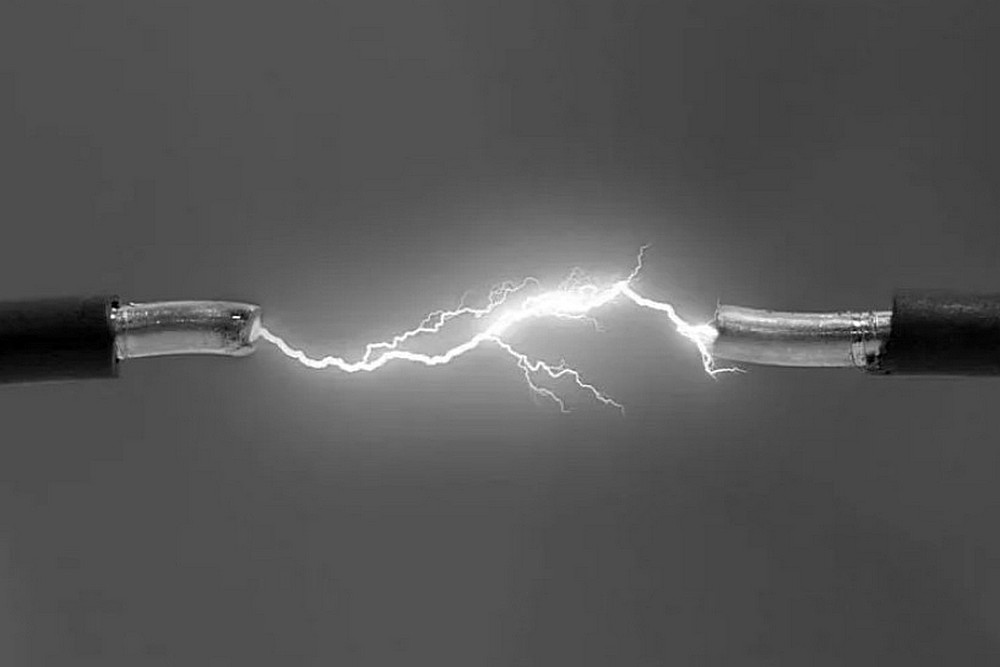Разряд между двумя электродами с высокой разницей потенциалов превращается в электрическую дугу.