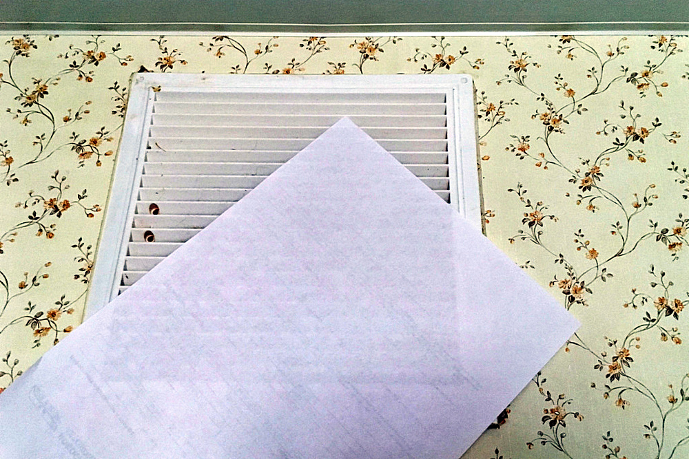 О добротном вентиляционном потоке наглядно свидетельствует притянутый к решетке бумажный листок.