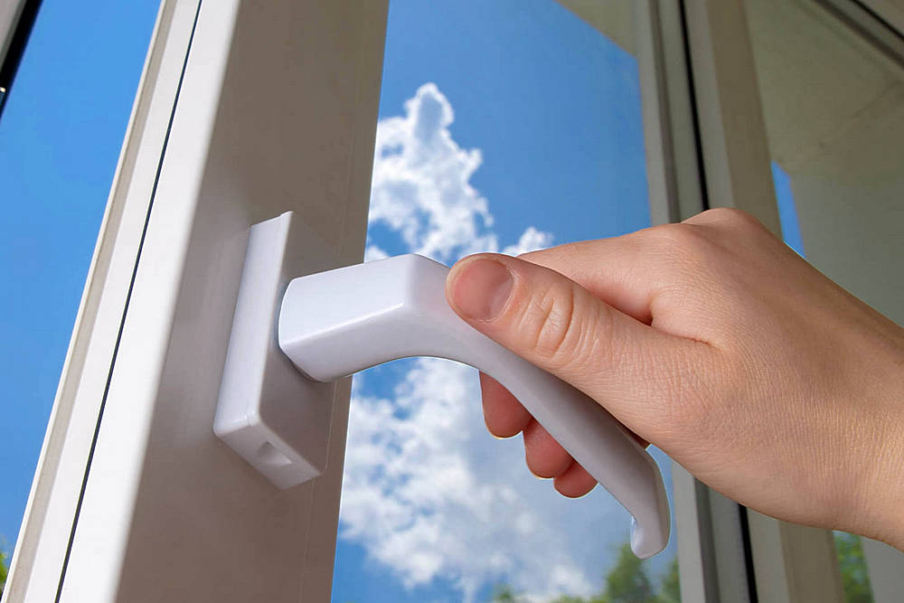 Плотность закрытия современных окон, близкая порой к герметичности – это может быт не только во благо, но и во вред!