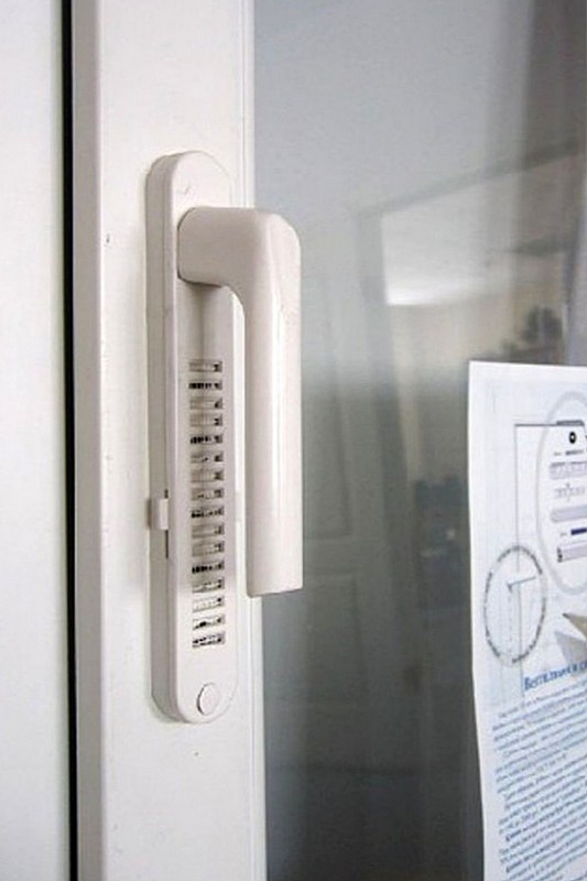 Приточный вентиляционный клапан, например, может быть встроен в ручку окна или балконной двери.