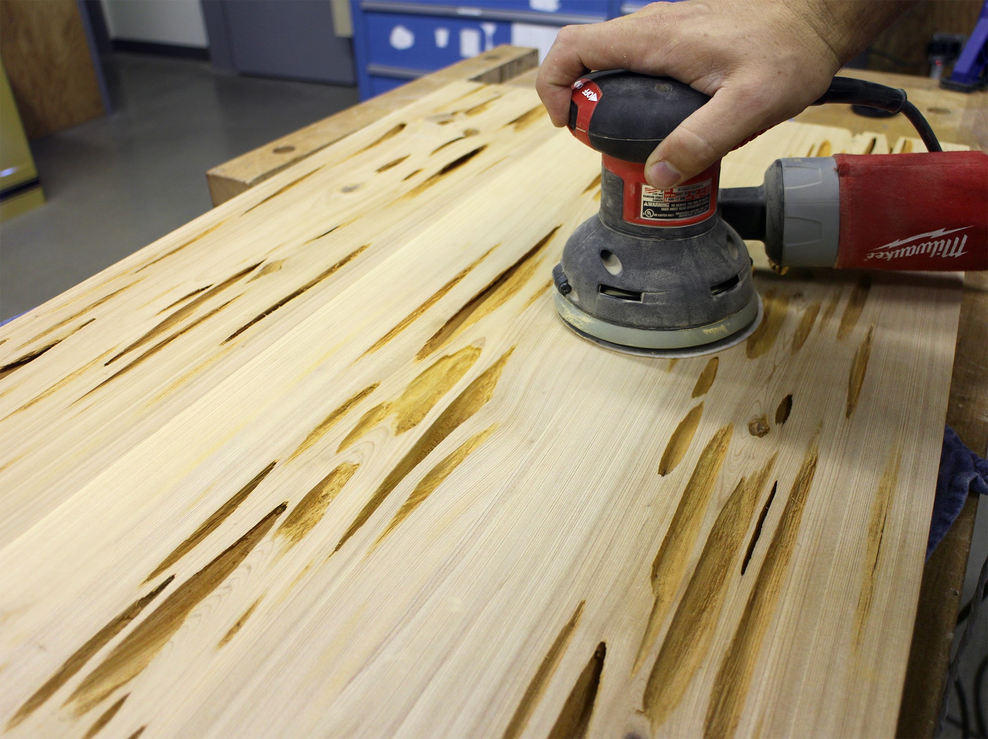 Покрытие изделия лаком. Шлифование дерева. Обработка древесины. Шлифовка деревянных изделий. Отделка древесины.