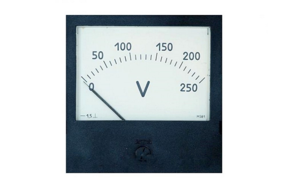 Для измерения разности потенциалов (напряжения) между двумя точками электрической цепи используются специальные приборы – вольтметры. 