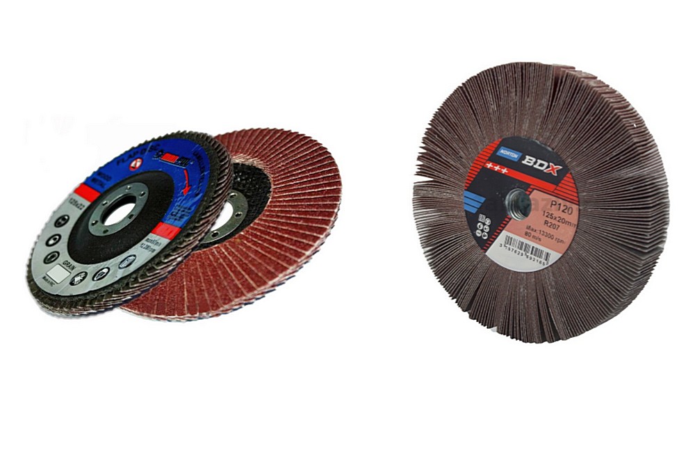 Показана разница между торцевыми (слева) и радиальными (справа) лепестковыми шлифовальными дисками.