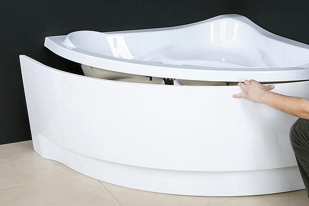 Для угловой акриловой ванны потребуется и специфический изогнутый сплошной экран, как правило, рассчитанный именно на эту модель