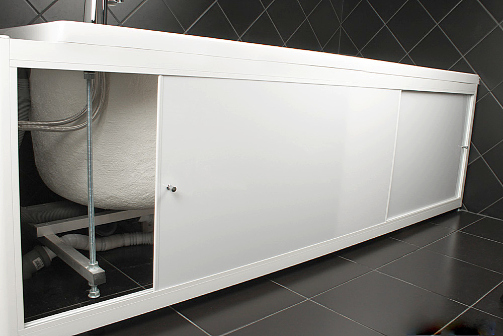 Экран с раздвижными дверцами – возможен оперативный доступ к пространству по ванной.