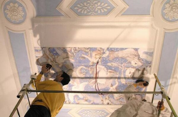 Процесс нанесения фрески на потолок