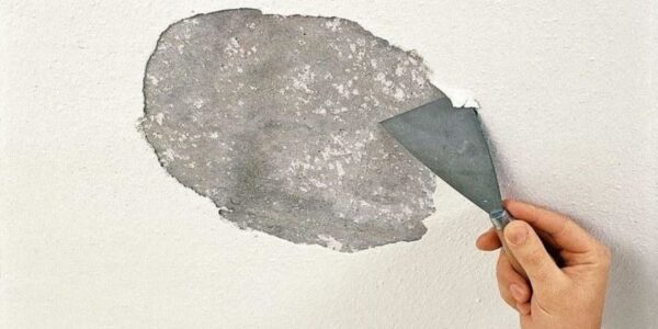 Удаляем старую краску или шпатлевку